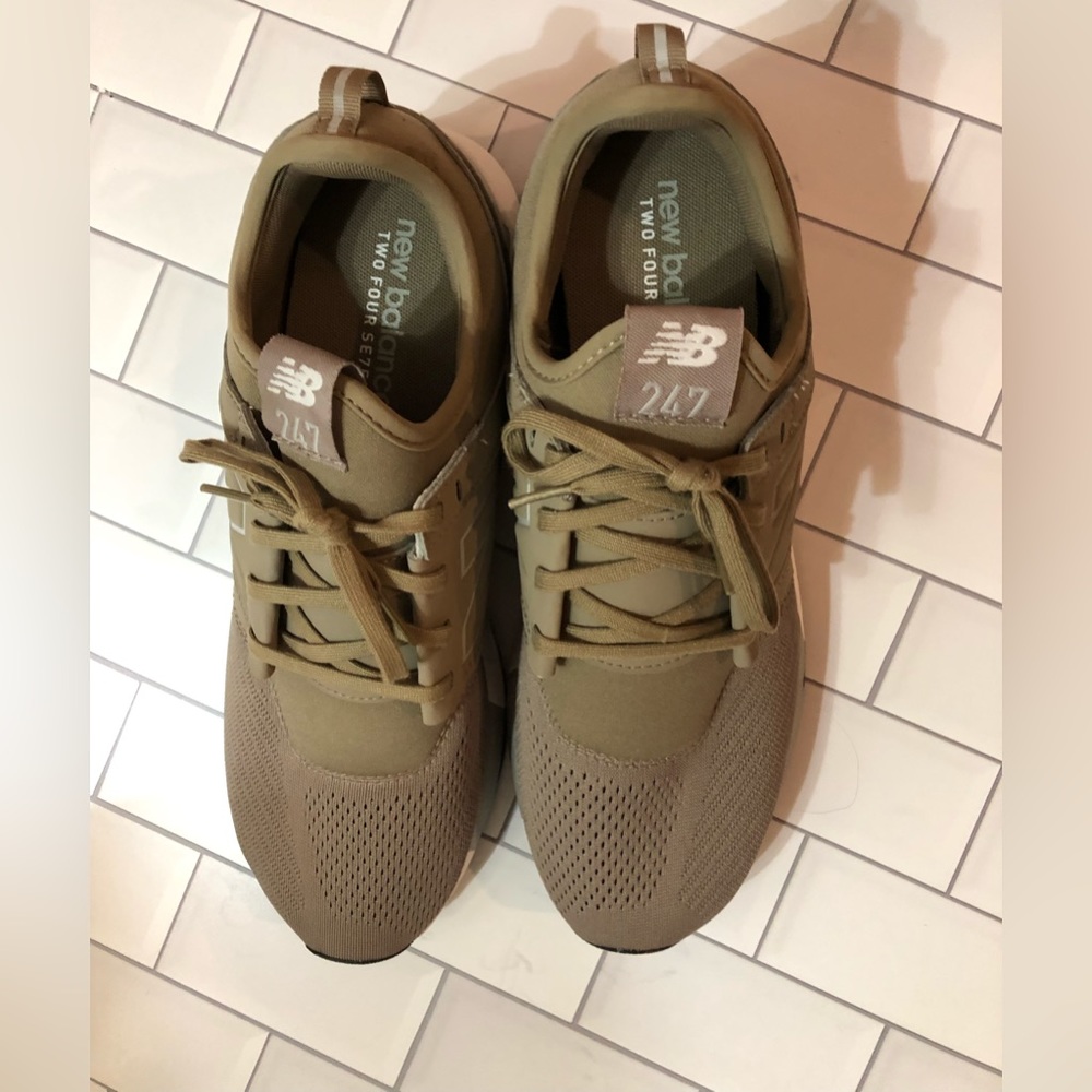 New Balance Men's sneaker 247 style size 10 tan